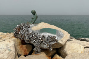 Figur am Meer