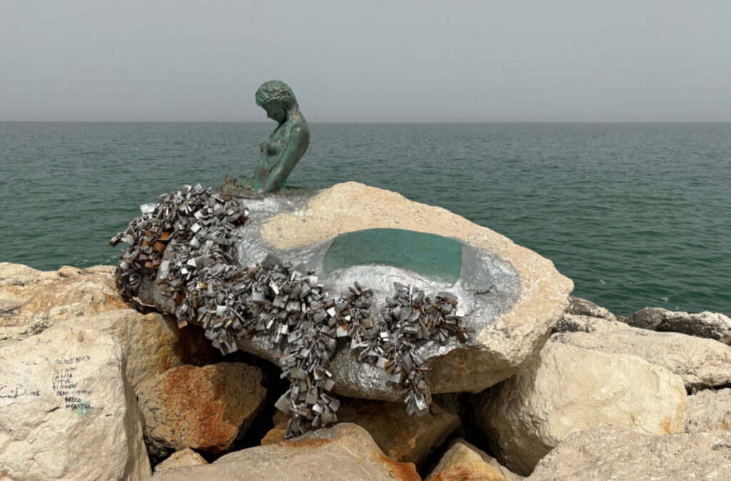 Figur am Meer